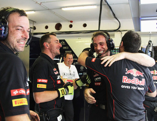 El equipo Toro Rosso celebra la octava posición de Ricciardo