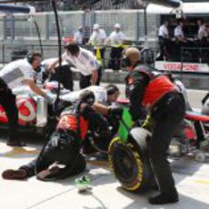 Jenson Button realiza un pit-stop a toda velocidad