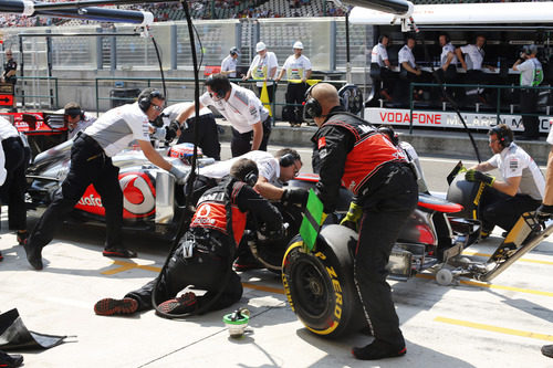 Jenson Button realiza un pit-stop a toda velocidad