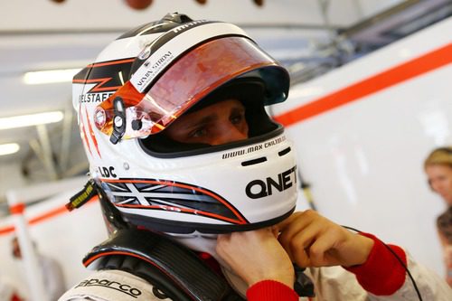 Max Chilton se ajusta el casco