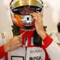 Jules Bianchi se ajusta el casco antes de salir al asfalto