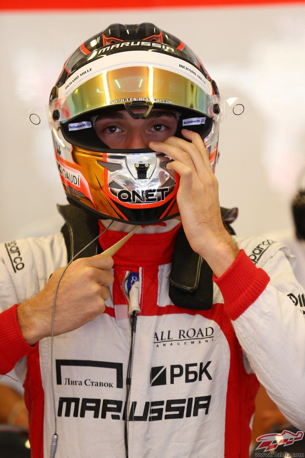 Jules Bianchi se ajusta el casco antes de salir al asfalto