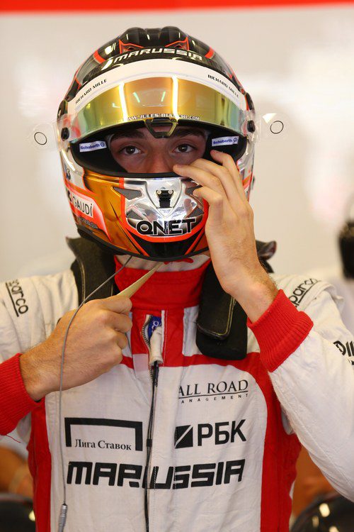 Jules Bianchi se ajusta el casco antes de salir al asfalto