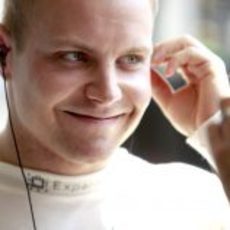 Valtteri Bottas muy sonriente