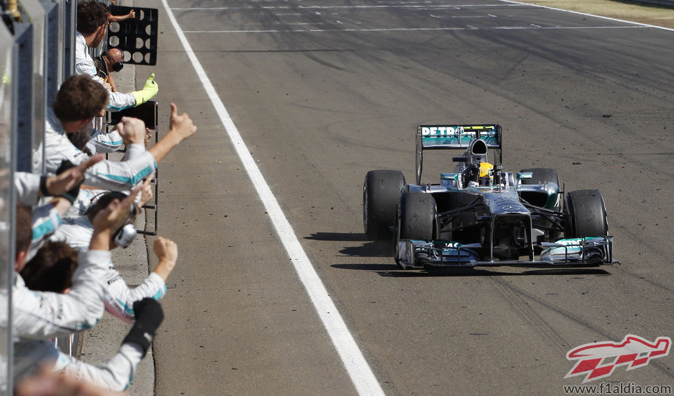 Los mecánicos de Mercedes celebran la victoria