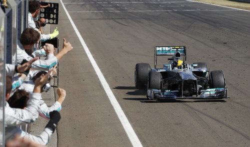 Los mecánicos de Mercedes celebran la victoria