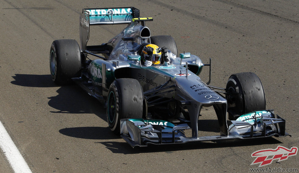 Lewis Hamilton celebra la victoria en el coche