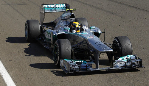 Lewis Hamilton celebra la victoria en el coche