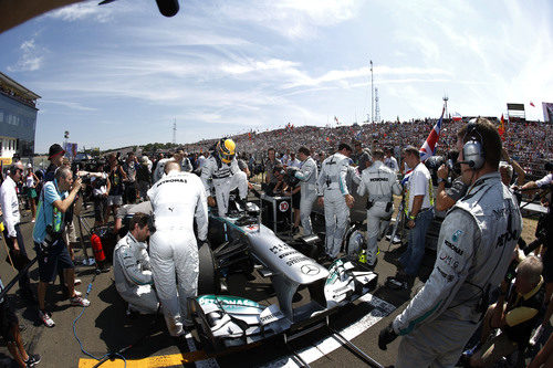 Lewis Hamilton llega al parque cerrado en Hungría