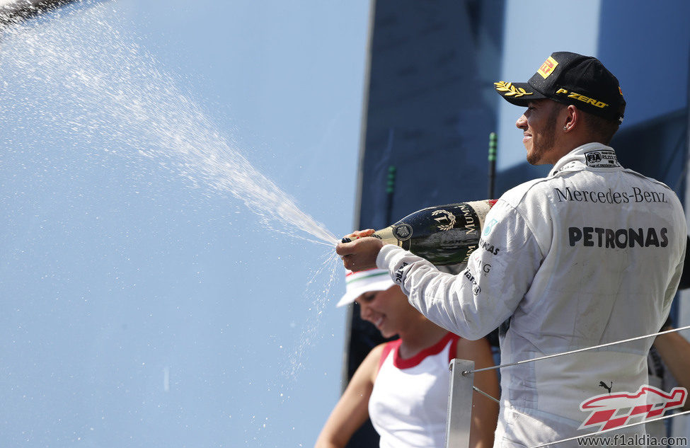 Lewis Hamilton descorcha el champán del ganador