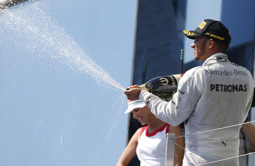 Lewis Hamilton descorcha el champán del ganador