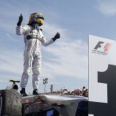 Lewis Hamilton celebra la victoria a lomos del W04