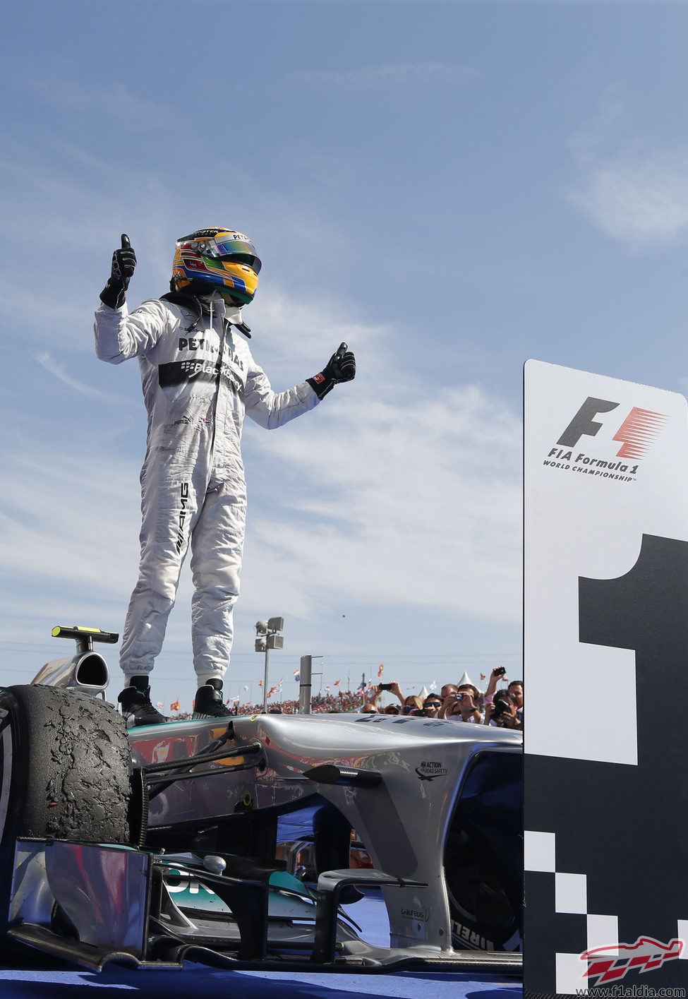 Lewis Hamilton celebra la victoria a lomos del W04