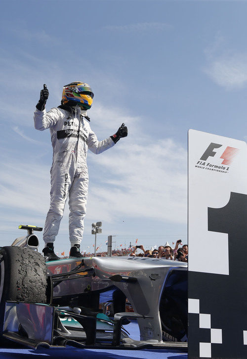 Lewis Hamilton celebra la victoria a lomos del W04