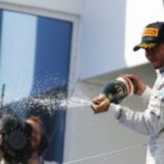 Chorro de champán de Lewis Hamilton en el podio