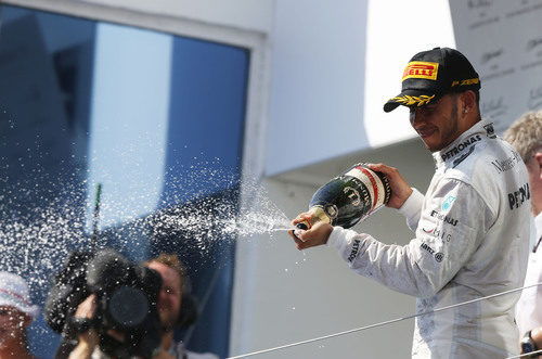 Chorro de champán de Lewis Hamilton en el podio