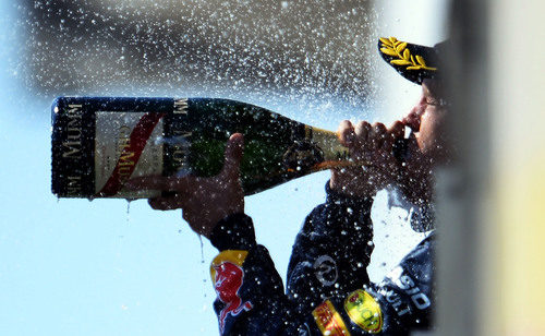 Sebastian Vettel bebe champán en el podio