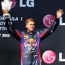 Sebastian Vettel alza el trofeo del tercer ganador