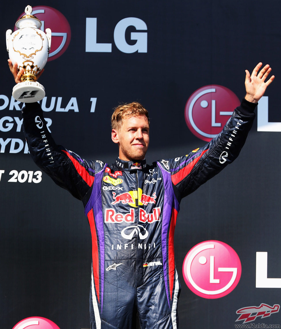 Sebastian Vettel alza el trofeo del tercer ganador