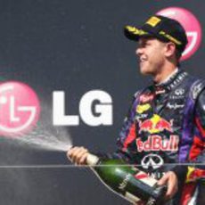 Sebastian Vettel lanza champán en el podio