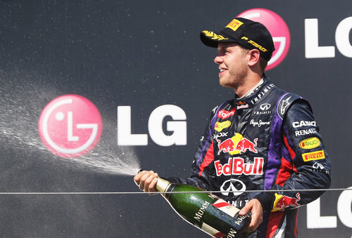 Sebastian Vettel lanza champán en el podio