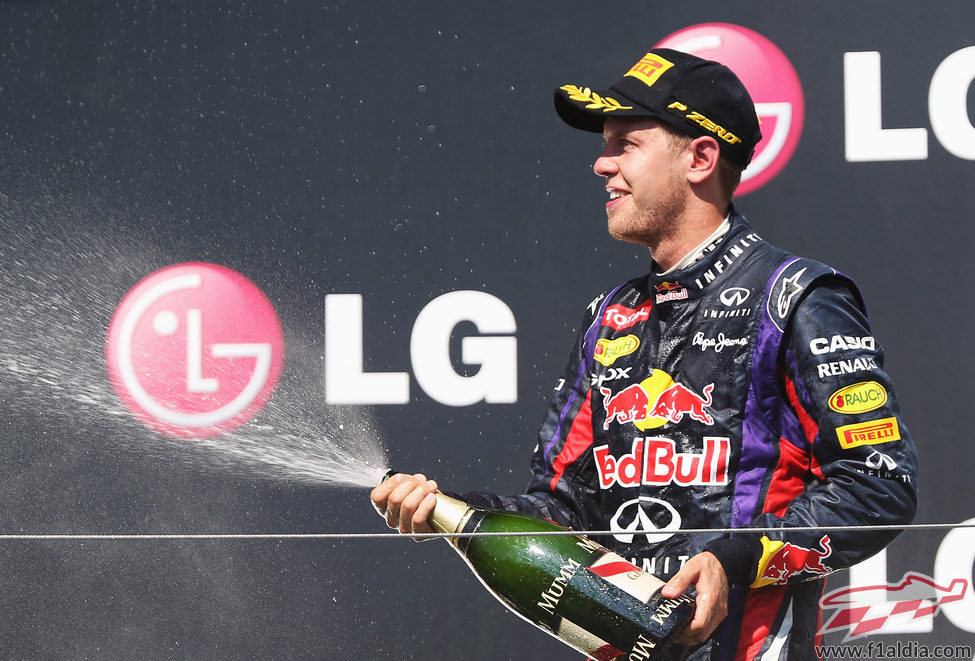 Sebastian Vettel lanza champán en el podio