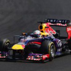 Sebastian Vettel cabalga hacia la victoria