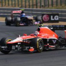 Max Chilton rueda por delante de Ricciardo