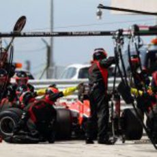 Cambio de gomas para Jules Bianchi en boxes