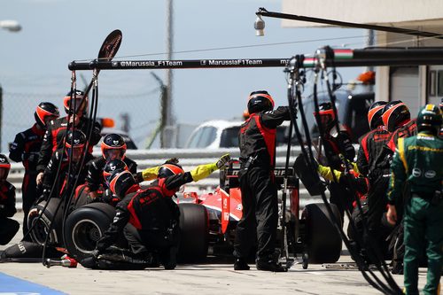 Cambio de gomas para Jules Bianchi en boxes