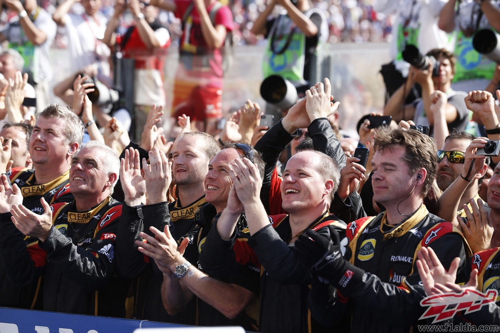 El equipo Lotus aplaude el resultado de Kimi Räikkönen