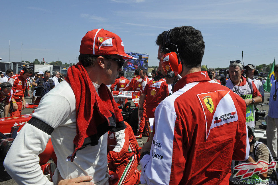 Fernando Alonso habla con Andrea Stella antes de la carrera