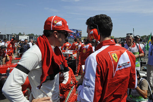 Fernando Alonso habla con Andrea Stella antes de la carrera