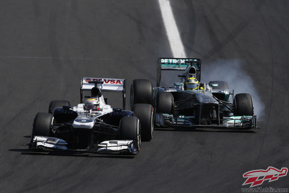 Pastor Maldonado intenta mantener posición con Nico Rosberg