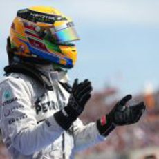 Lewis Hamilton aplaude ante su público