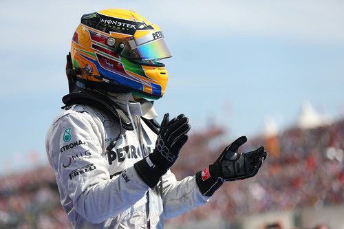 Lewis Hamilton aplaude ante su público