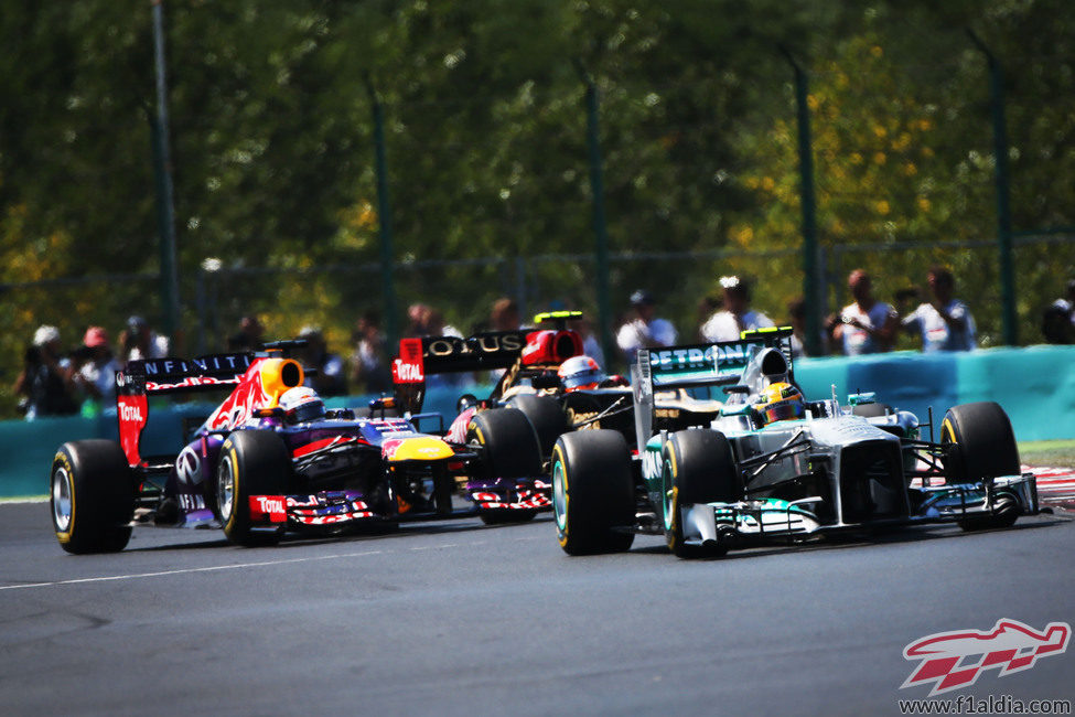 Sebastian Vettel, Romain Grosjean y Lewis Hamilton en pelotón