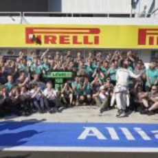 El equipo Mercedes celebra la victoria de Lewis Hamilton