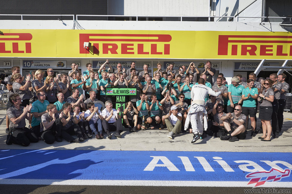 El equipo Mercedes celebra la victoria de Lewis Hamilton