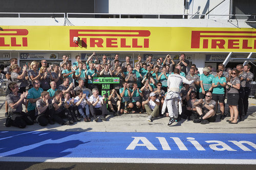 El equipo Mercedes celebra la victoria de Lewis Hamilton