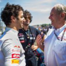 Daniel Ricciardo habla con Helmut Marko antes de la carrera