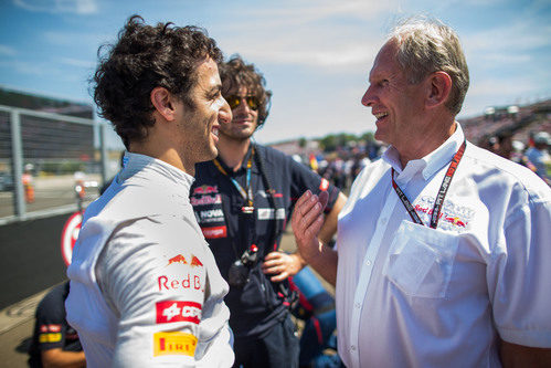 Daniel Ricciardo habla con Helmut Marko antes de la carrera