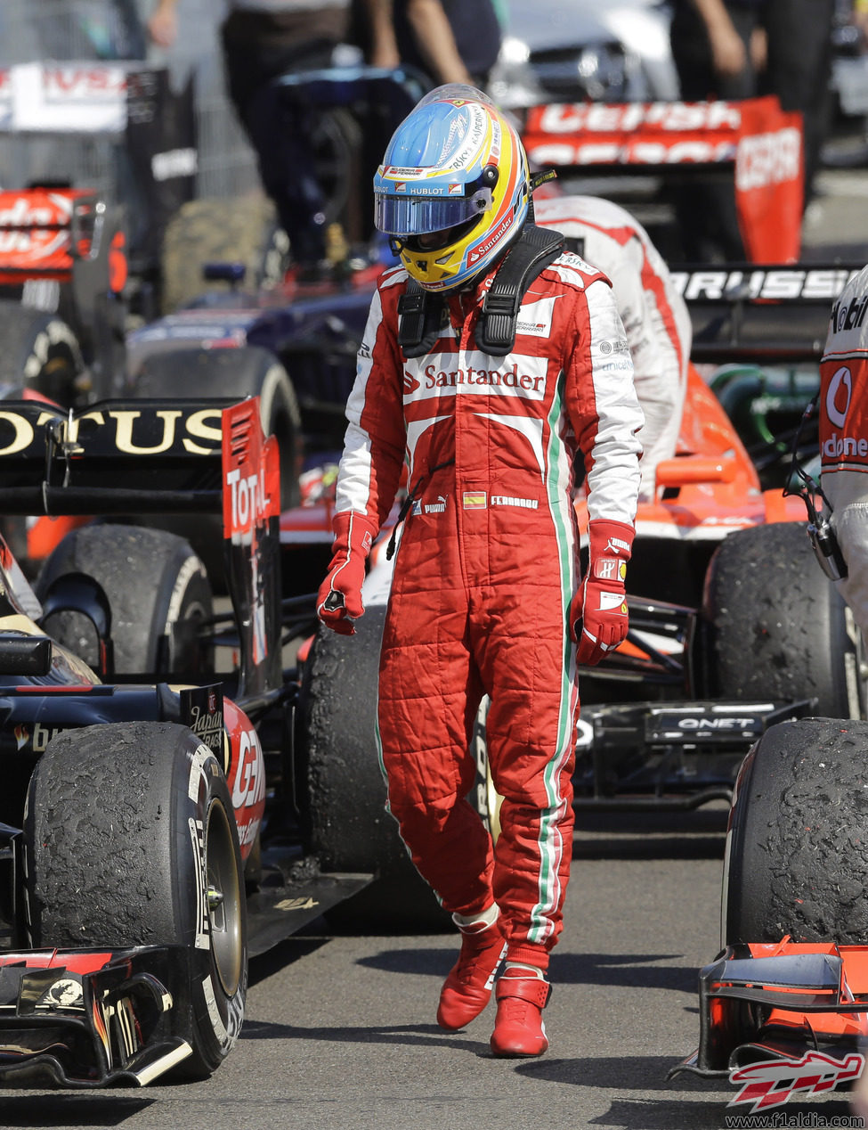 Fernando Alonso, resignado, en el parque cerrado