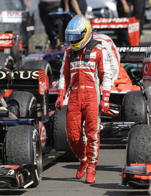 Fernando Alonso, resignado, en el parque cerrado