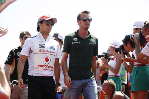 Giedo van der Garde sale del 'driver's parade' con Pérez