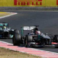 Nico Hülkenberg compite delante de Nico Rosberg por los puntos