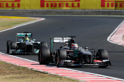 Nico Hülkenberg compite delante de Nico Rosberg por los puntos