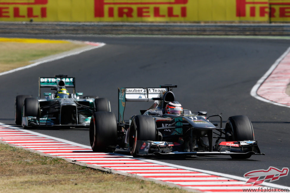 Nico Hülkenberg compite delante de Nico Rosberg por los puntos