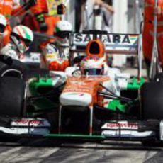 Paul di Resta realiza una parada en boxes