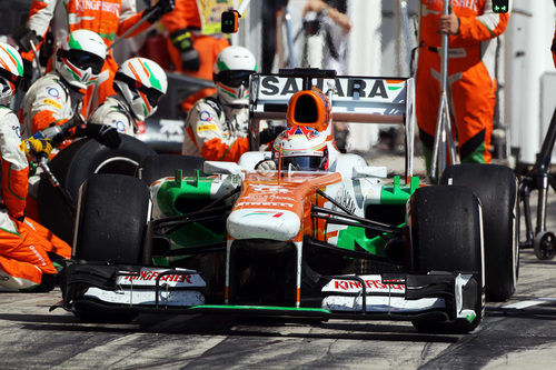 Paul di Resta realiza una parada en boxes